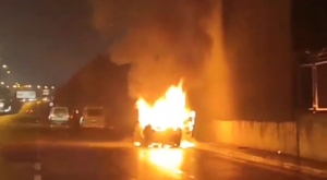 Çekmeköy’de seyir halindeki otomobil alev alev yandı (Galeri)