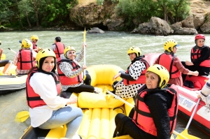 Van'daki festivale katılan İranlı turistler rafting yaptı(Galeri)