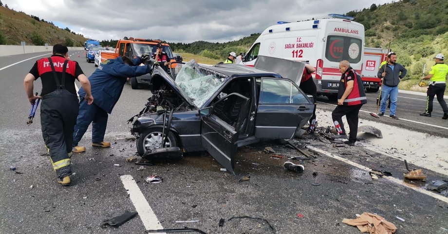 Çankırı’da iki otomobil kafa kafaya çarpıştı: 1 ölü, 6 yaralı