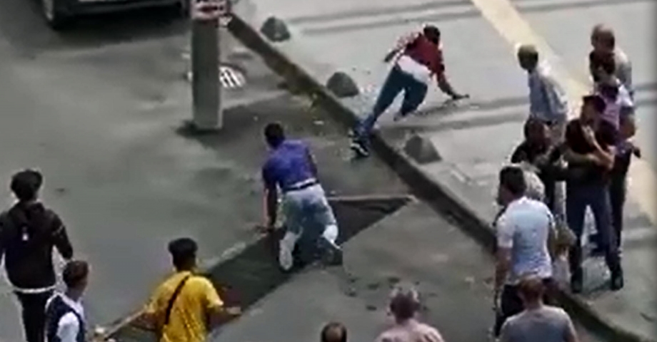 Cumhurbaşkanı ve çevredekilere hakaret edince tekme-tokat dövülen kardeşler tutuklandı