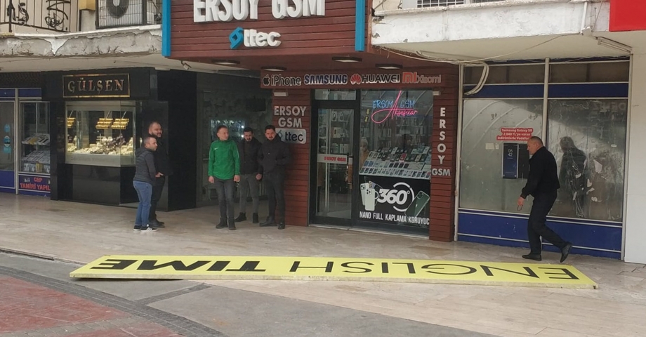 Fırtınada uçan tabelanın üzerine düştüğü Yiğit yaralandı