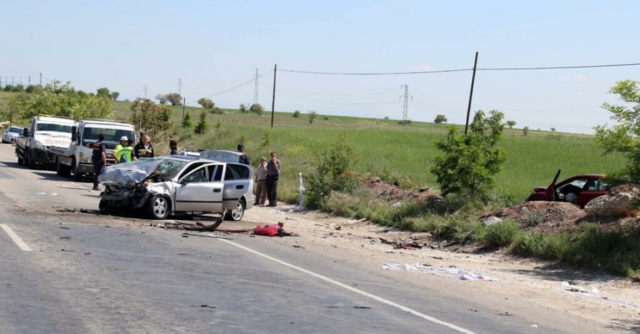 İki otomobilin çarpıştığı kazada 7 aylık hamile kadın ve annesi öldü, 3 yaralı