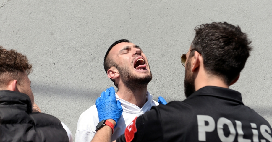 Polis, şüphelinin ağzında uyuşturucu aradı