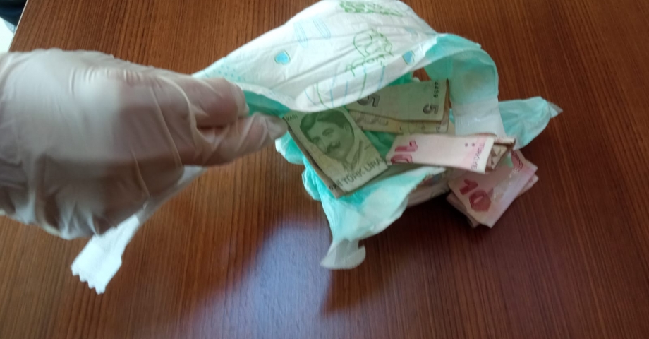 Siirt'te zabıtadan 'dilenci' operasyonu; paralar bebek bezinden çıktı
